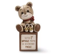 Egan Oliver con scarpette statuina cubo con scritte 